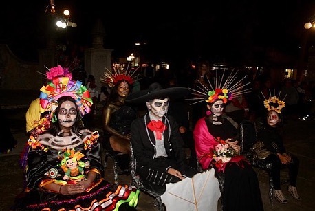 Impulsan Tradiciones Mexicanas: Instalan Altar, Elaboran Magna Catrina, Celebran Concurso Y Proyectan Cortometraje