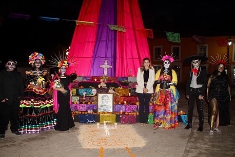 Impulsan Tradiciones Mexicanas: Instalan Altar, Elaboran Magna Catrina, Celebran Concurso Y Proyectan Cortometraje
