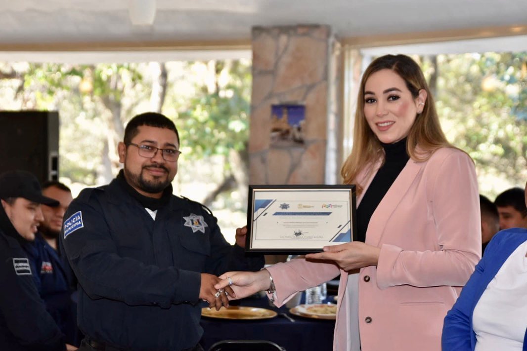 ALCALDESA TANIA FLORES RECONOCE LA DEDICACIÓN Y TRABAJO DE LOS POLICÍAS MUNICIPALES DE MÚZQUIZ.