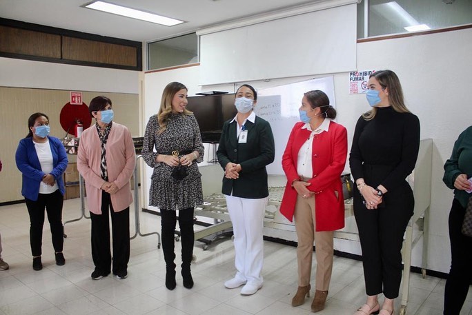 ALCALDESA TANIA FLORES FELICITA A ENFERMEROS Y ENFERMERAS, RECORRIÓ HOSPITALES DE MUZQUIZ Y PALAÚ Y ENTREGÓ ROSCA DE REYES.