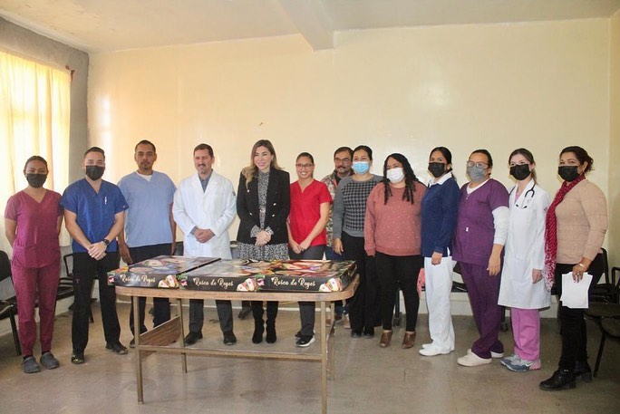 ALCALDESA TANIA FLORES FELICITA A ENFERMEROS Y ENFERMERAS, RECORRIÓ HOSPITALES DE MUZQUIZ Y PALAÚ Y ENTREGÓ ROSCA DE REYES.