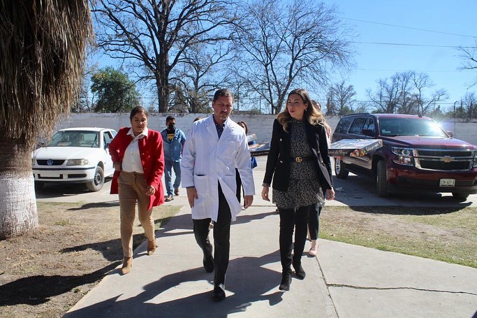 ALCALDESA TANIA FLORES FELICITA A ENFERMEROS Y ENFERMERAS, RECORRIÓ HOSPITALES DE MUZQUIZ Y PALAÚ Y ENTREGÓ ROSCA DE REYES.