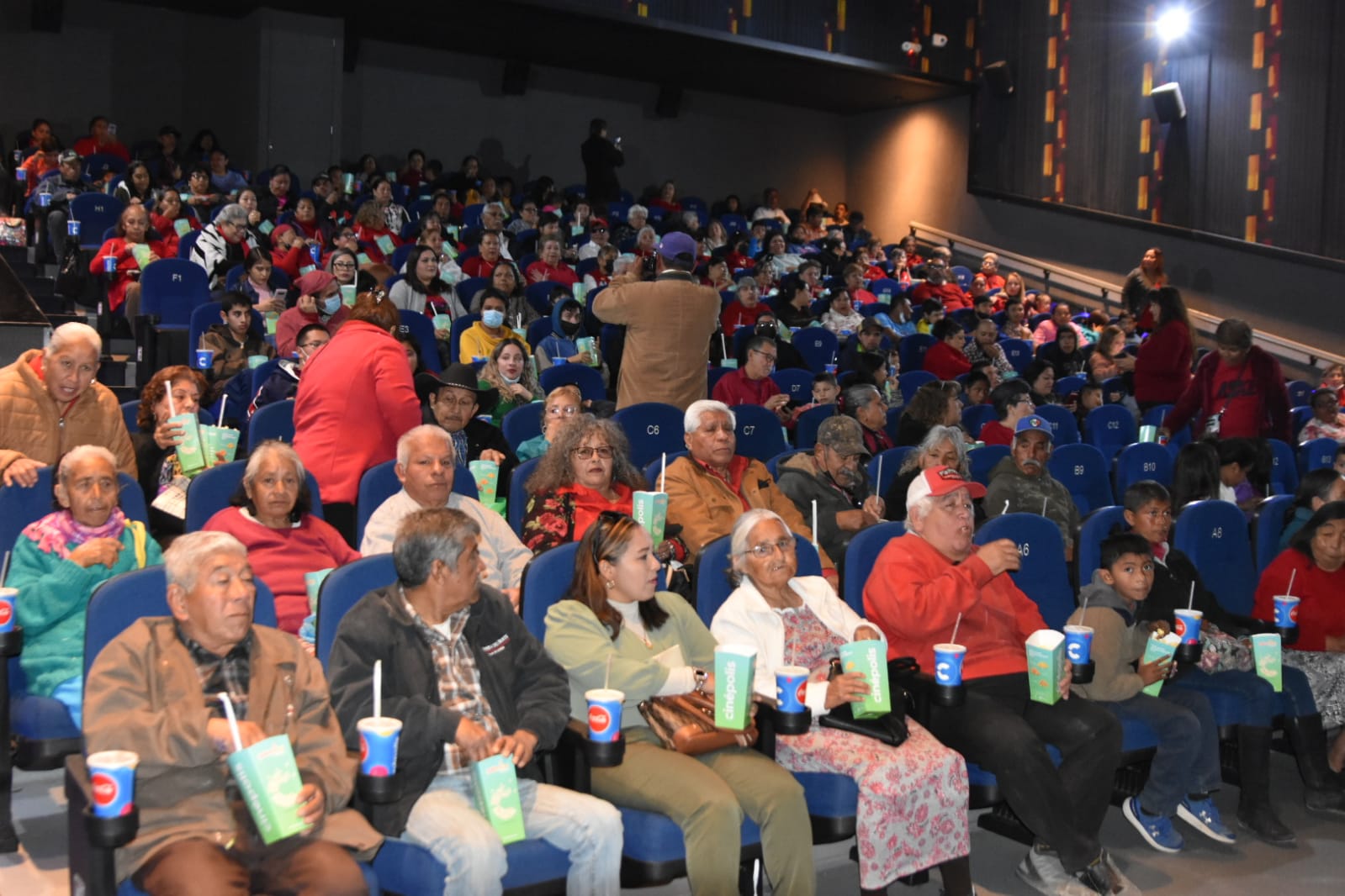 FESTEJANDO EL DÍA DEL AMOR Y LA AMISTAD EN CINÉPOLIS MÚZQUIZ