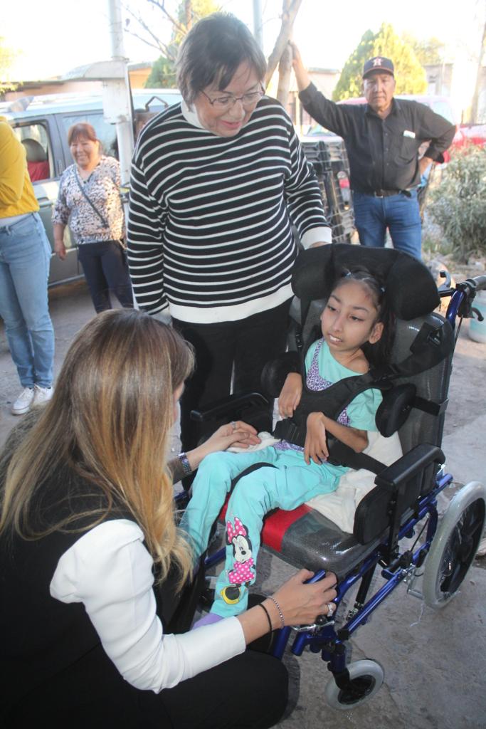 Entrega Alcaldesa Tania Flores silla de ruedas en Palaú