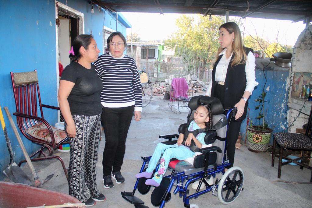Entrega Alcaldesa Tania Flores silla de ruedas en Palaú