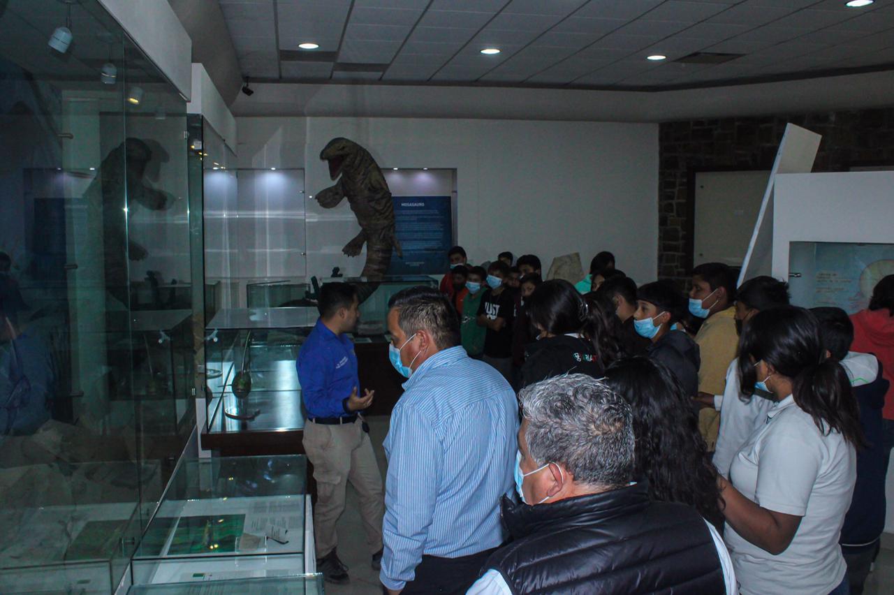 Visitan alumnos de Telesecundaria de Rancherías el Museo de Paleontología