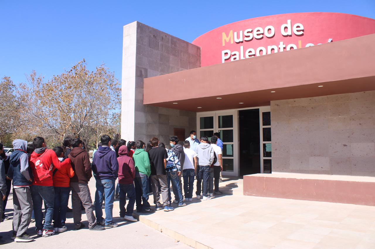 Visitan alumnos de Telesecundaria de Rancherías el Museo de Paleontología