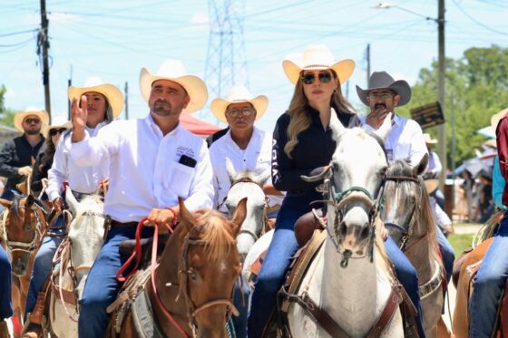 Cálida bienvenida a Tania Flores en el municipio de Nava; acompaña alcaldesa a Iván Ochoa en cabalgata